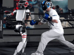 Людина проти машини: гуманоїд-боксер побив людину руками й ногами