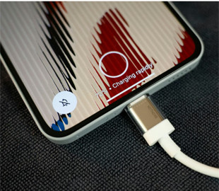 Як правильно заряджати смартфон, щоб подовжити життя батареї