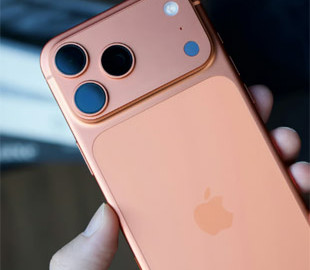 Для чого потрібна велика чорна "крапка" біля камери iPhone