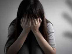 Правоохоронці затримали жінку, яка знущалася з дитини та знімала це на відео для заробітку