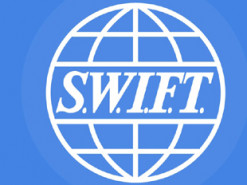 ЄС хоче відключити низку російських банків від SWIFT ‒ Bloomberg 