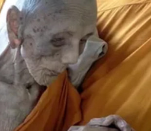 В сети стали вирусными видео со "163-летним монахом", который самомумифицируется