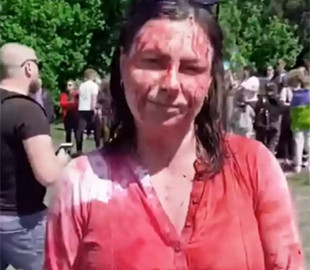 "Я не знаю, куда меня везут": в Польше задержали журналистку, облившую краской посла РФ