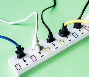 Найбільше світла "краде" не пралка і не духовка: яка техніка споживає велику кількість електроенергії