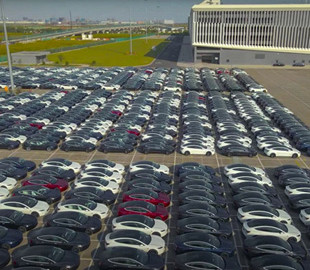 Тисячі оновлених Tesla Model 3 сфотографували перед відправкою до Європи