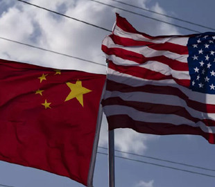 У Китаї прокоментували рішення Трампа скасувати мита на смартфони та електроніку