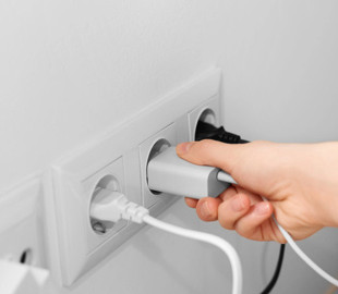 Фахівці розповіли, що робити з електроприладами, коли наближається гроза