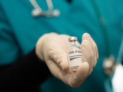 США передали Україні майже 500 тис. доз вакцини проти COVID-19