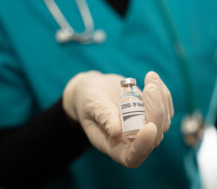 США передали Україні майже 500 тис. доз вакцини проти COVID-19