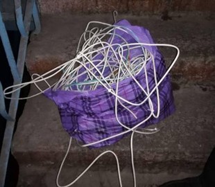Мариупольчанка остановила бесчинства двух воров кабеля в своем подъезде