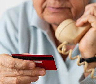 У Києві шахраї виманювали персональні дані під виглядом дзвінків від «служби безпеки Ощадбанку»