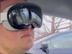 У США поліція зупинила чоловіка, який керував Tesla у Vision Pro