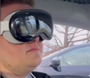 У США поліція зупинила чоловіка, який керував Tesla у Vision Pro