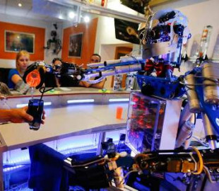 Робот-бармен может наливать пиво за 40 секунд и смешивать коктейли за минуту