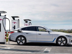 Электрический BMW i4 2022 года может проезжать почти 500 км
