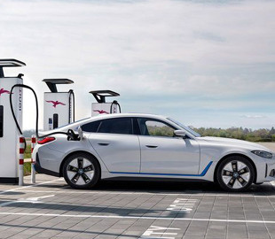 Электрический BMW i4 2022 года может проезжать почти 500 км