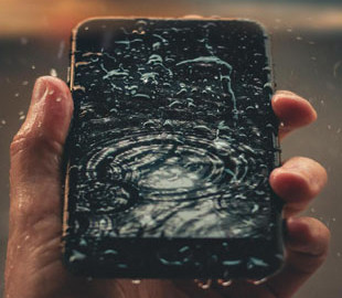 Що робити, якщо смартфон впав у воду: 11 корисних порад
