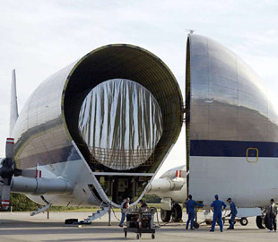 Схожий на дирижабль: NASA показало незвичний літак, який допомагає у підготовці місячної місії