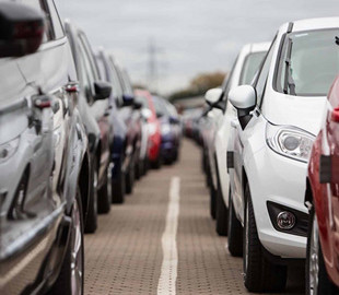 Продажі автомобілів обвалилися до рекордного рівня: що сталося