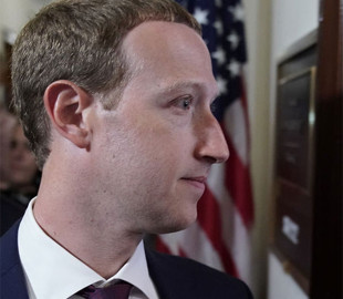 Информатора Facebook вызвали дать показания против Цукерберга