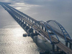 Росіяни стягнули баржі, щоб спробувати захистити Кримський міст - британська розвідка