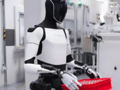 Ілон Маск обіцяє 10 000 людиноподібних роботів Optimus уже 2025 року