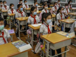 Для контролю та безпеки дітей: у Китаї тестують шкільну форму з чіпами