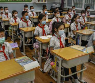 Для контролю та безпеки дітей: у Китаї тестують шкільну форму з чіпами