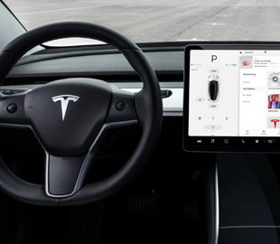 Компания Илона Маска пообещала миллион долларов за взлом Tesla Model 3