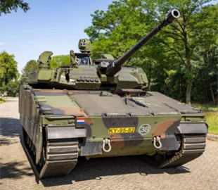 Нідерландська армія представила першу модернізовану БМП CV90: її можуть отримати ЗСУ