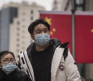 Побоюючись Covid, робітники тікають з китайського заводу iPhone Foxconn