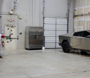 Tesla Cybertruck розстріляли з лука
