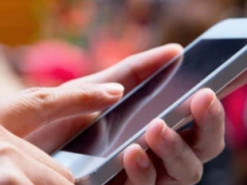 Исследователи установили, что взрослые в США берут смартфон в руки в среднем по 352 раза в день