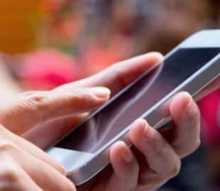 Исследователи установили, что взрослые в США берут смартфон в руки в среднем по 352 раза в день