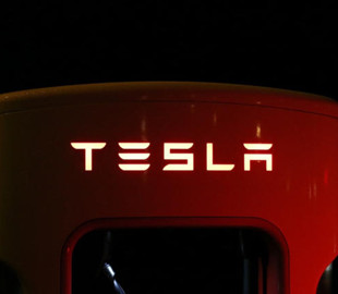 Tesla потребовала отмены пошлин на ввоз графита из Китая