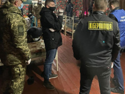 Чотирьох в’язнів колонії судитимуть за онлайн-шахрайство