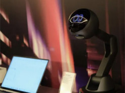 Допоможе підписати документи: Lenovo показала офісного робота з обличчям і проєктором на MWC 2026