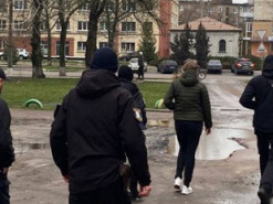 Залишала без бензину і без грошей: на Сумщині затримали шахрайку