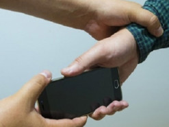 Поліцейські розшукують чоловіка, який видурив телефон у школярки