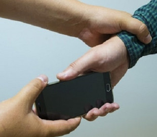 Поліцейські розшукують чоловіка, який видурив телефон у школярки