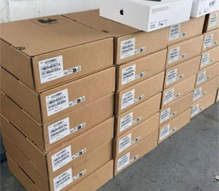 Диван із секретом: чоловік в Україну віз у меблях 32 пари AirPods Max з Німеччини