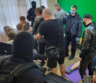 Избивали, как боксерскую грушу: в Бердичеве блогеры за деньги издевались над людьми в прямом эфире