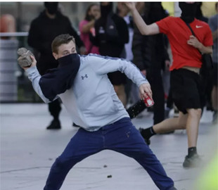 Спілка журналістів Британії заявила про насильство проти репортерів, які висвітлюють заворушення в країні