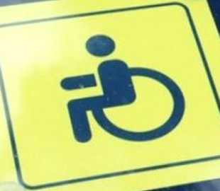 Продавали фейкові довідки про інвалідність: поліція викрила злочинців, які за тисячі доларів переправляли чоловіків за кордон