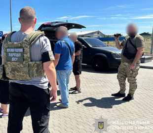 На Дніпропетровщині голова благодійного фонду через ТікТок продавав автомобілі, ввезені як гуманітарна допомога для військових