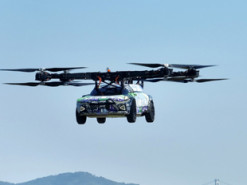 Майбутнє настало: китайський електрокар Xpeng літає як дрон