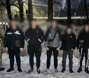 Склали маршрут за порадами з соцмереж: біля кордону з Словаччиною затримали п’ятьох чоловіків