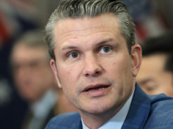 Глава Пентагону ділився секретною інформацією в чаті Signal із дружиною та братом, - NYT