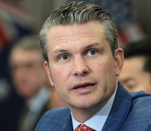 Глава Пентагону ділився секретною інформацією в чаті Signal із дружиною та братом, - NYT