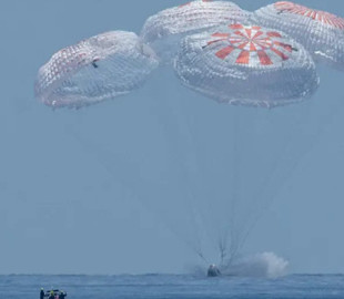 SpaceX купує компанію, яка виготовляє парашути для космічних кораблів - ЗМІ